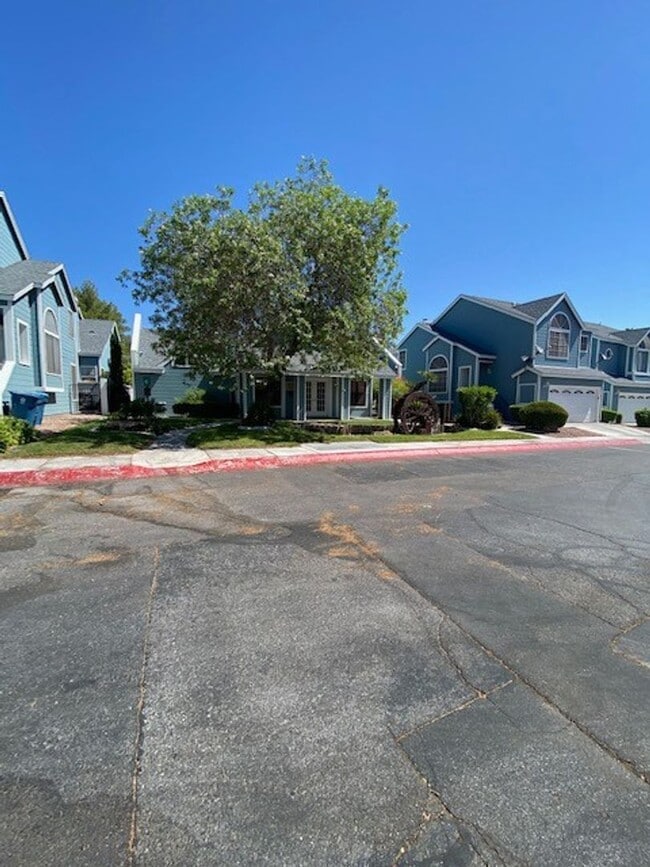 Building Photo - Stylish 2-Bed Townhome with Loft & Dual Pr...