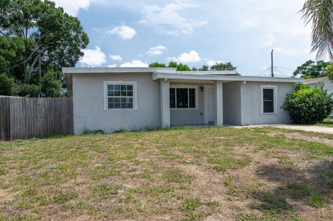 Building Photo - Charming & Rare 4-Bedroom Home in Saint Petersburg!