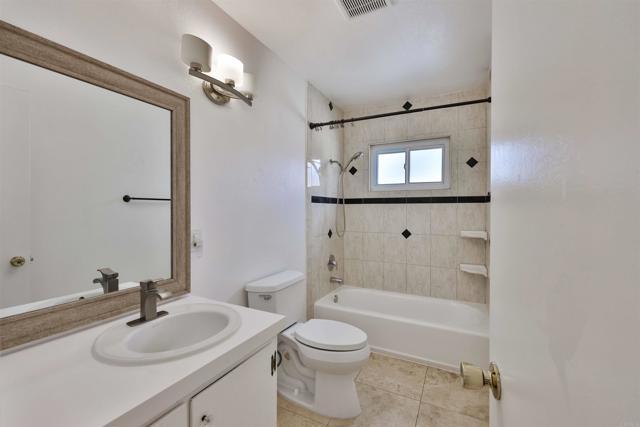 Building Photo - 893 Crest Dr