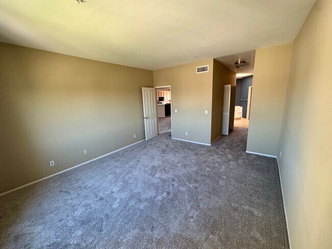 Building Photo - PENTHOUSE-STYLE UNIT IN SIGNAL HILL  w/180 degree Views 3Br/2Ba $3900mo