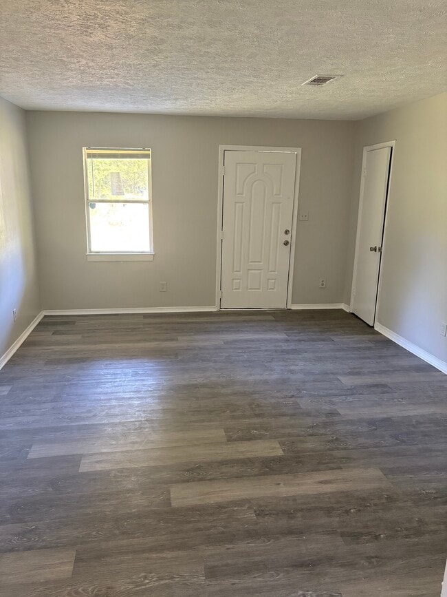 Building Photo - 3879 Southmont Dr