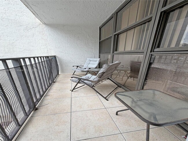 Building Photo - 400 Leslie Dr