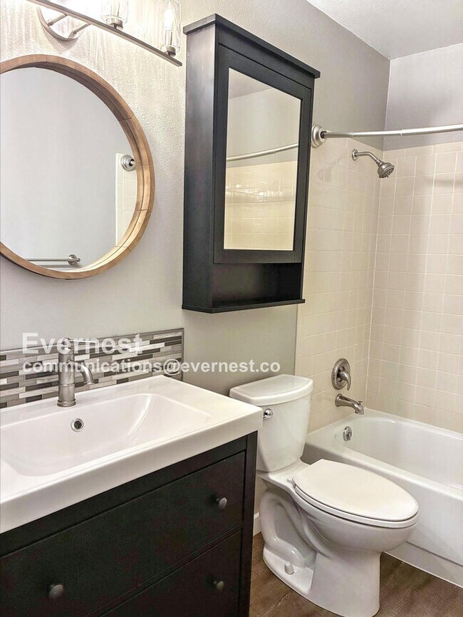 Building Photo - 913 Canosa Ct