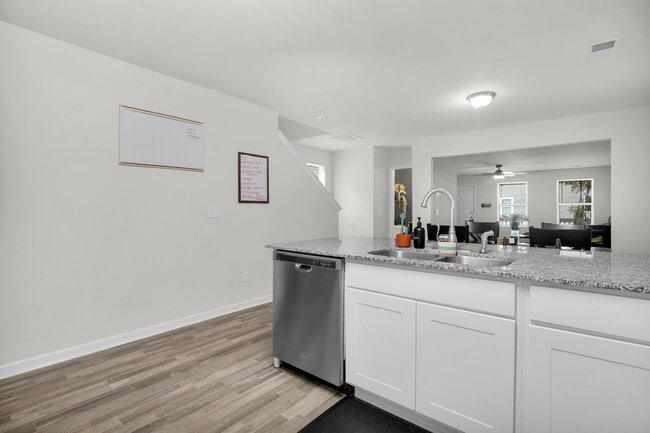 Building Photo - Beautiful Three-Bedroom in Palmetto Breeze