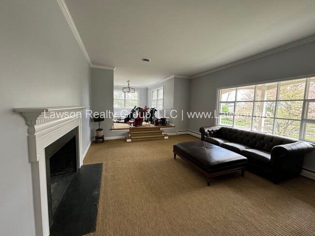 Building Photo - Spacious South Roanoke Home with Lawn Care Included