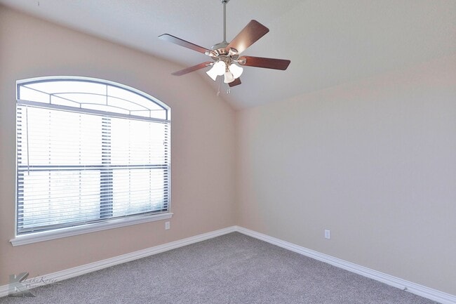 Building Photo - 4 bed 2 bath; newer carpet!