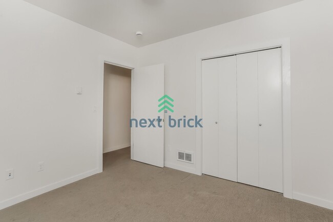 Building Photo - A beautiful 3 bed and 2 bathroom house for rent