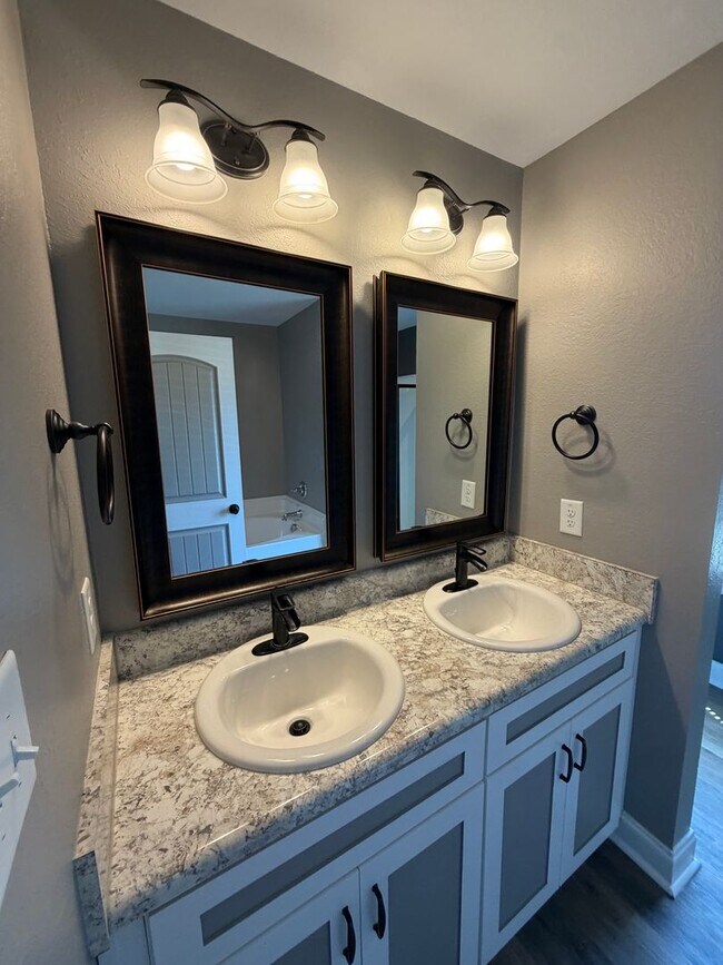 Building Photo - Large 4 Bedroom 2 1/2 Bath Pet Friendly Home For Rent!