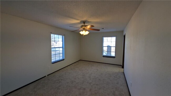 Building Photo - 2225 E Jonquil Rd