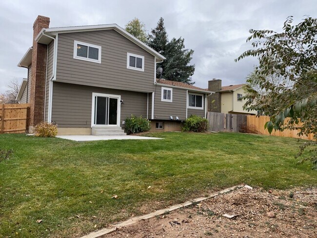 Building Photo - Spacious West-Side Tri-Level Home