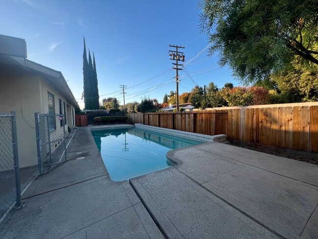 Building Photo - Single story home located in Lakewood Elementary School District!