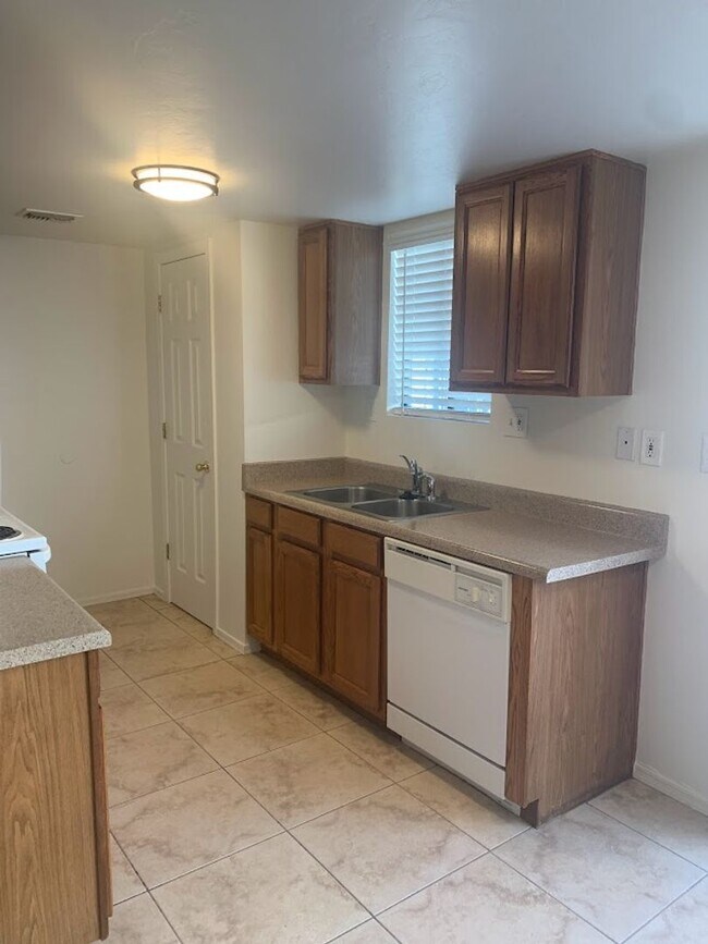 Building Photo - 9109 E Esperanza Dr