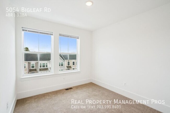 Building Photo - 5054 Bigleaf Rd