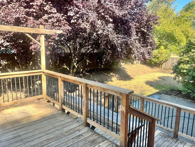Building Photo - Mini Mansion in Salmon creek in mature nei...