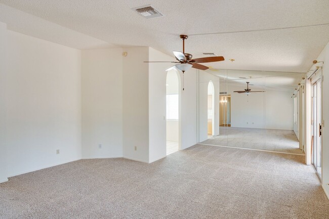 Building Photo - Beautiful, Clean 3Bdrm, 2ba home on East s...