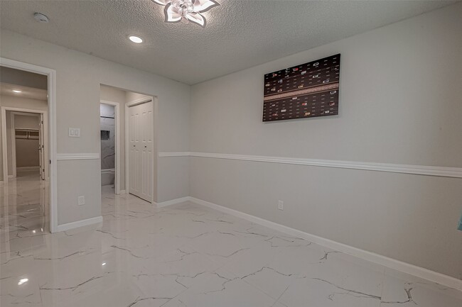 Building Photo - 12055 Fairpoint Dr