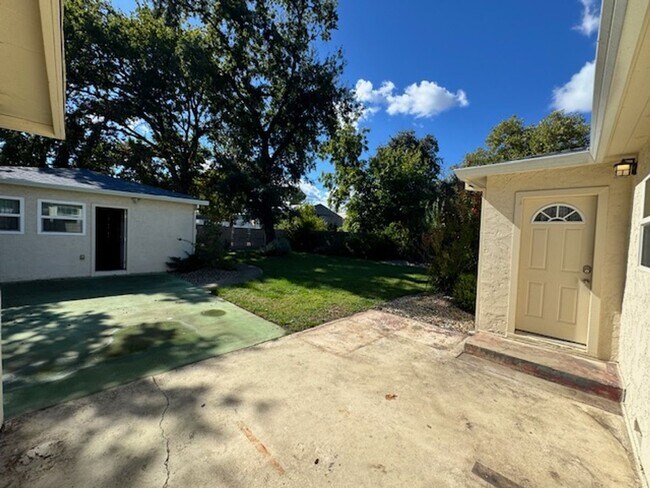 Building Photo - Charming Updated 4-Bedroom Home in the Gar...