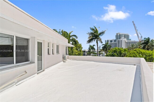 Building Photo - 10190 Collins Ave