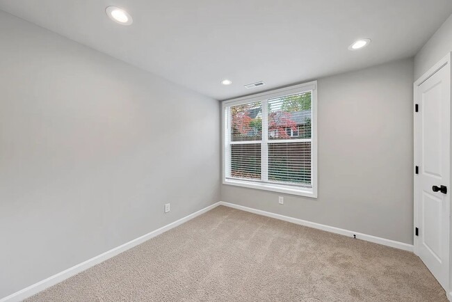 Building Photo - 2213 Garden Pl