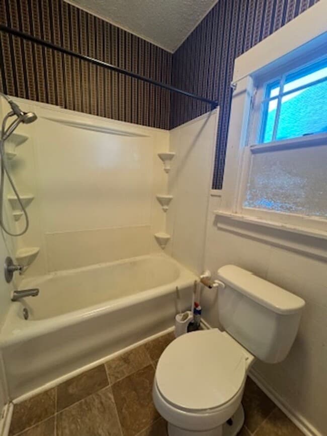 Building Photo - Charming 2 Bedroom Home Available - Unfini...