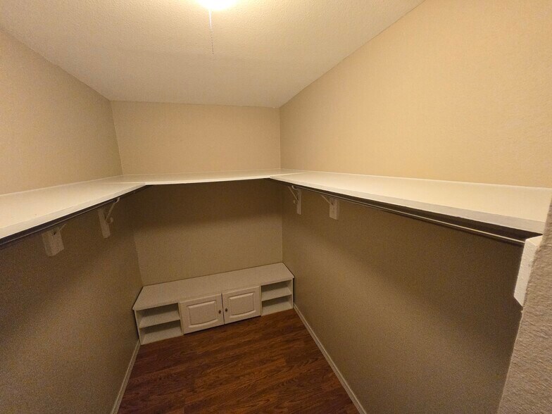 Building Photo - 2325 S Linden Ct