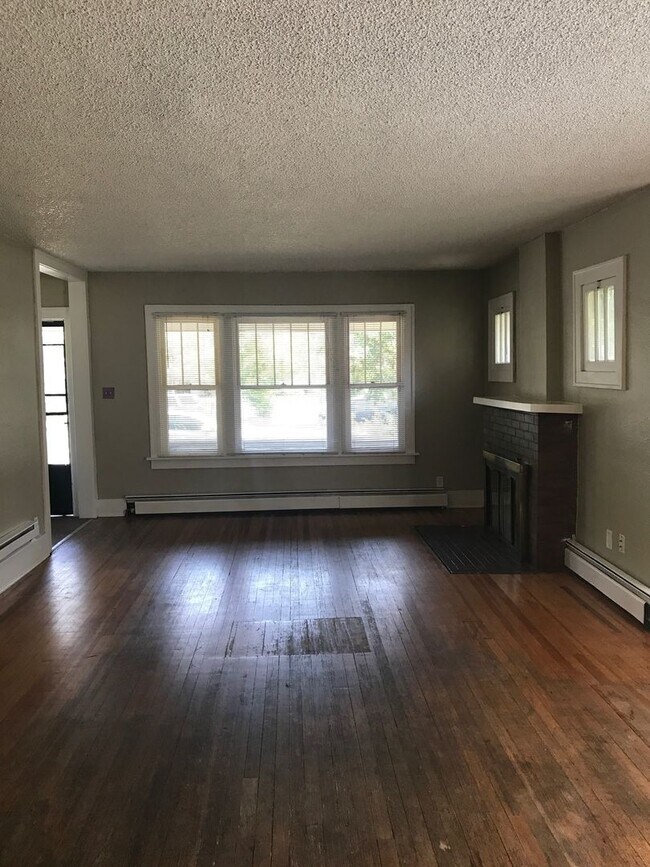 Building Photo - STUDENTS WELCOME! 2 Bed / 1 Bath Home - Walking Distance to CSU
