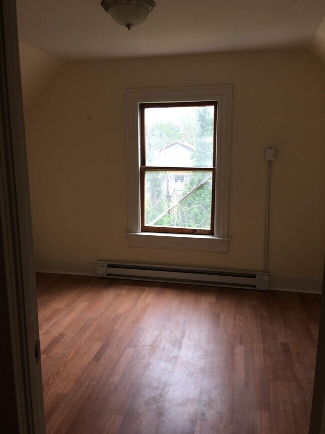 Building Photo - 196 Frank St