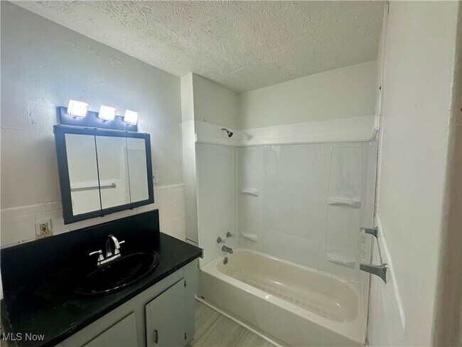 Building Photo - 162 Westwood Ave