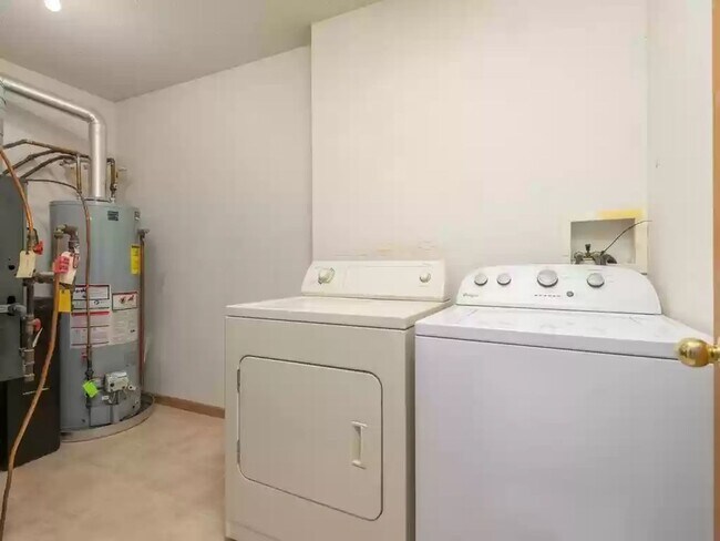 Building Photo - Great location *2Bed*2Bath Townhome- Available June 1