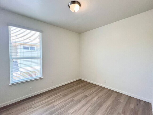 Building Photo - 2406 Allred Dr