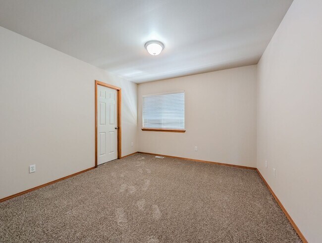 Building Photo - Move in ready 4 bed, 2.5 bath home W/ New Paint & Carpet!