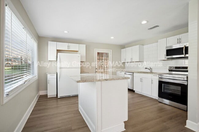 Building Photo - 1770 Rogers Ave SW