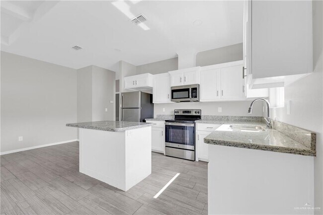 Building Photo - 14 S Dahlia St