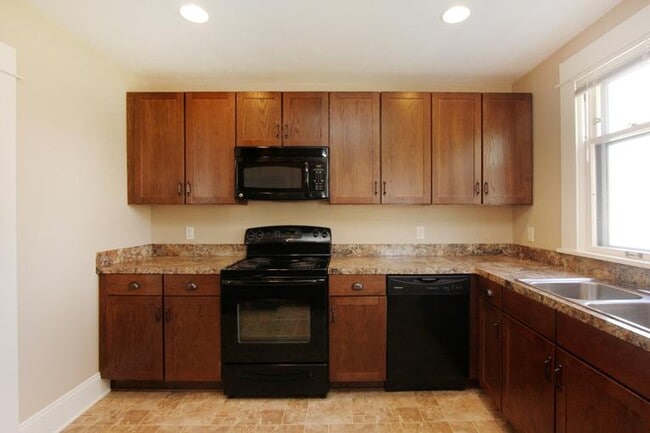 Building Photo - 843 Cherry St SE