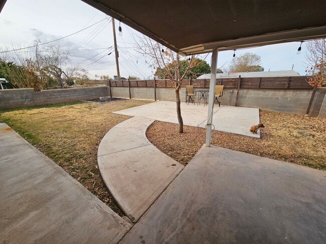 Building Photo - Beautiful 4 Bedroom / 2 Bath Large Home wi...