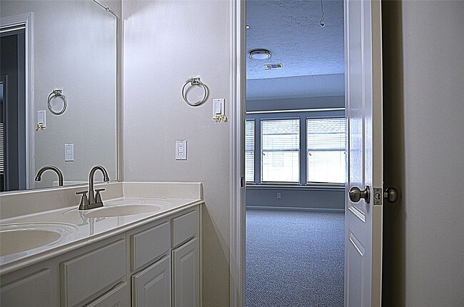 Building Photo - 218 Heathbrook Ln