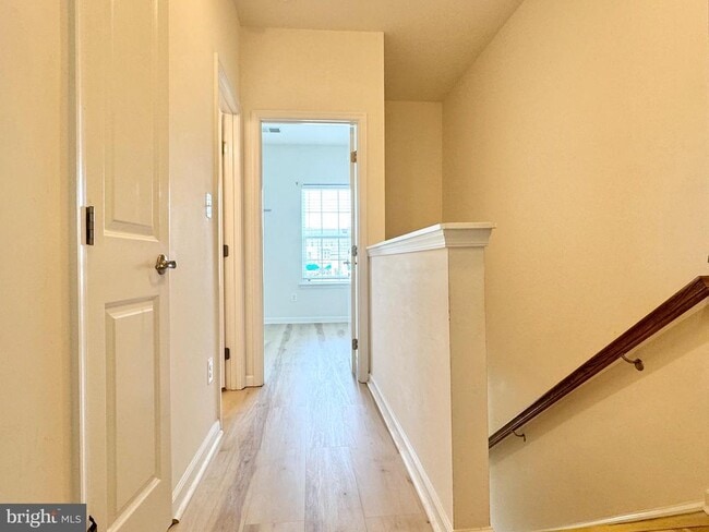 Building Photo - 127 Streamview Dr