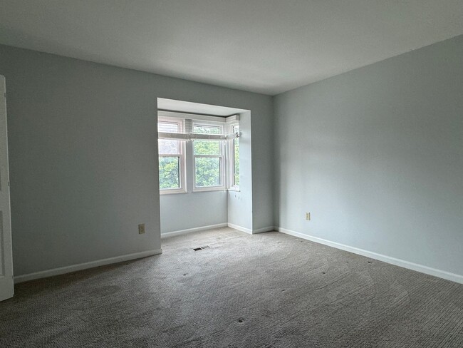 Building Photo - {449} Move-in Ready Quality Hill Townhome ...