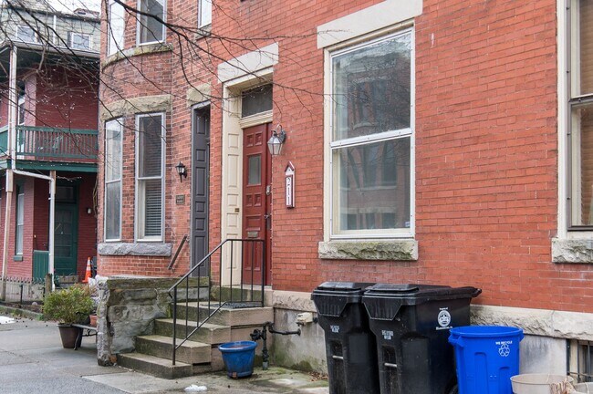Building Photo - 211 Hamilton St