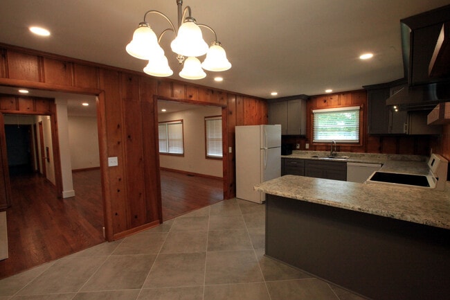 Building Photo - 308 S Baird Ln