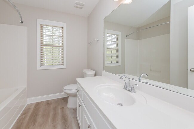 Building Photo - 184 Greenview Dr