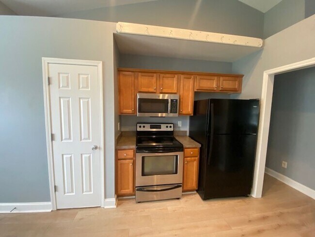 Building Photo - Welcome to this stunning 3-bedroom, 2-bathroom home located in Courntey Pines