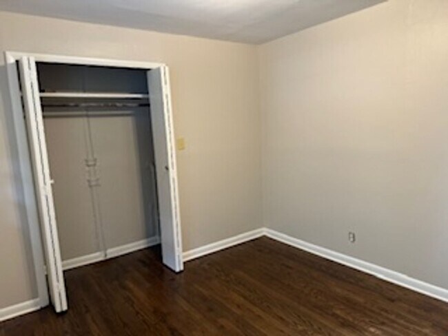 Building Photo - Newly Renovated Unit!