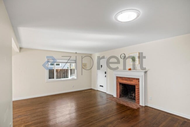 Building Photo - 319 Iris Way