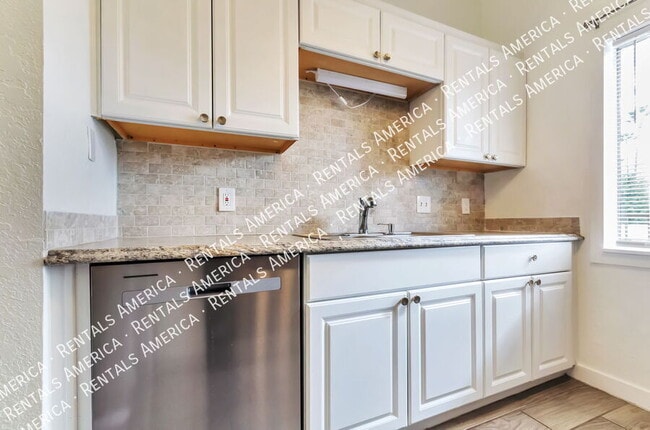 Building Photo - 828 S Langley Ave