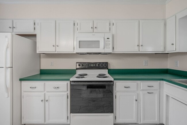 Building Photo - 2 Bedroom Condo For Rent Near Memorial Drive!