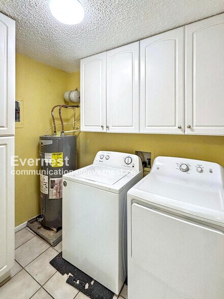 Building Photo - 5801 Thunderbird St