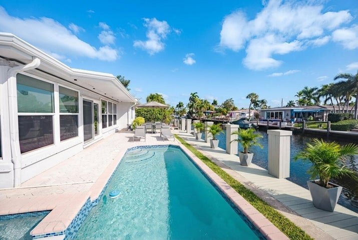 Building Photo - 270 SE 9th Ct