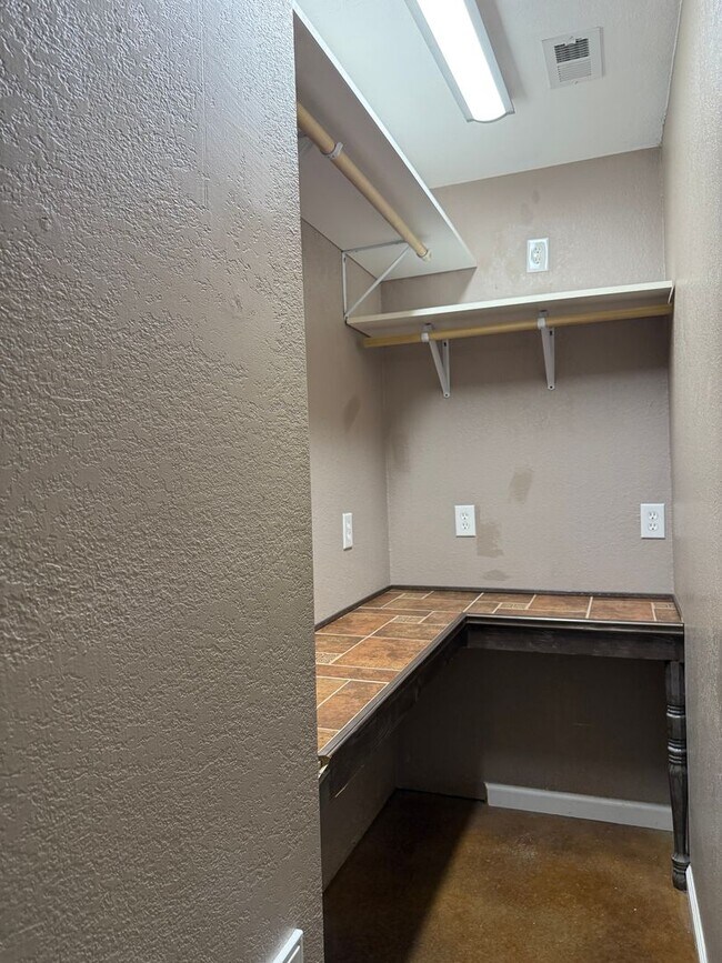 Building Photo - 2 bedroom home fully fenced on nearly an a...
