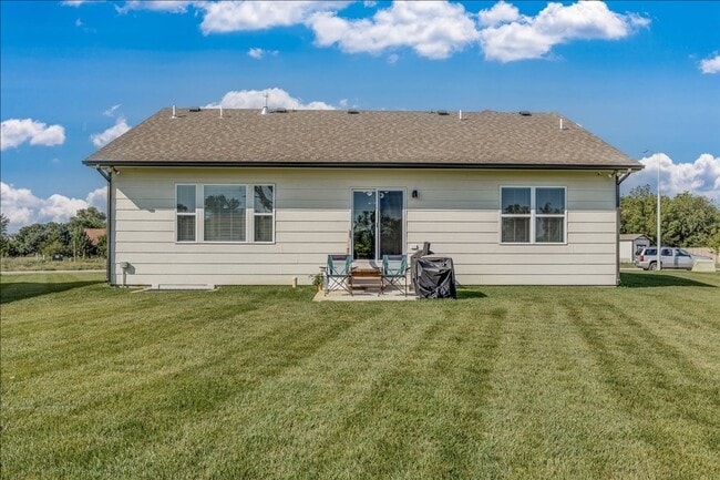 Building Photo - BEAUTIFUL 5 BEDROOM HOME  WITH LAKE VIEW A...